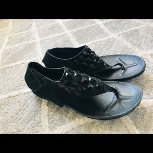 SUPER CUTE BLACK SANDALS